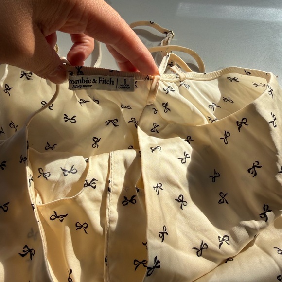 Abercrombie & Fitch satin pajama set in cream with a bow print. - Picture 4 of 5